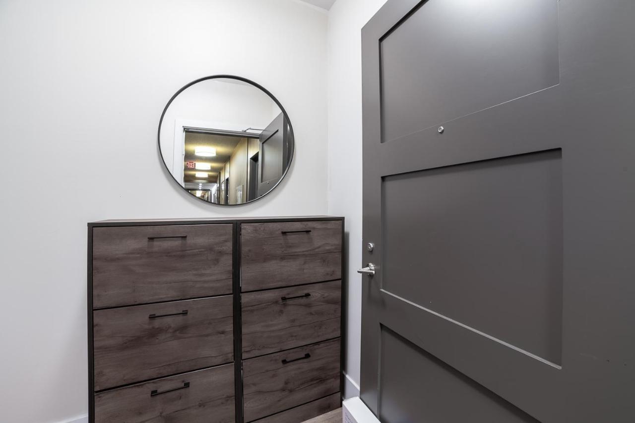 Designer Condo W/ Cn Tower View & Parking Τορόντο Εξωτερικό φωτογραφία