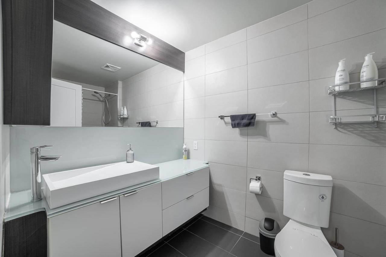 Designer Condo W/ Cn Tower View & Parking Τορόντο Εξωτερικό φωτογραφία