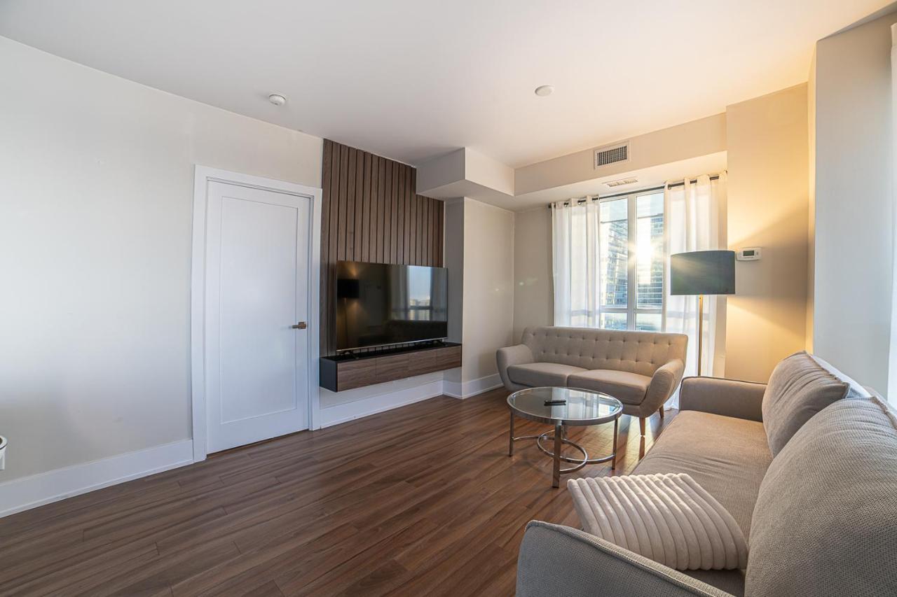 Designer Condo W/ Cn Tower View & Parking Τορόντο Εξωτερικό φωτογραφία