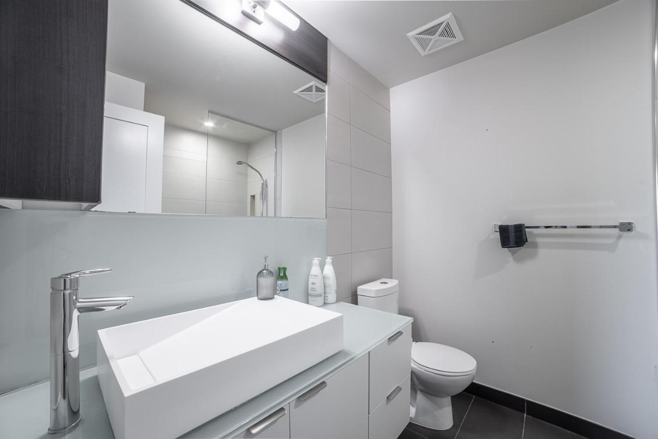 Designer Condo W/ Cn Tower View & Parking Τορόντο Εξωτερικό φωτογραφία