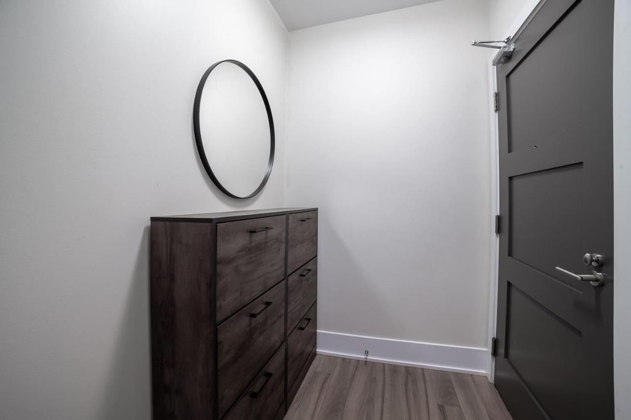 Designer Condo W/ Cn Tower View & Parking Τορόντο Εξωτερικό φωτογραφία
