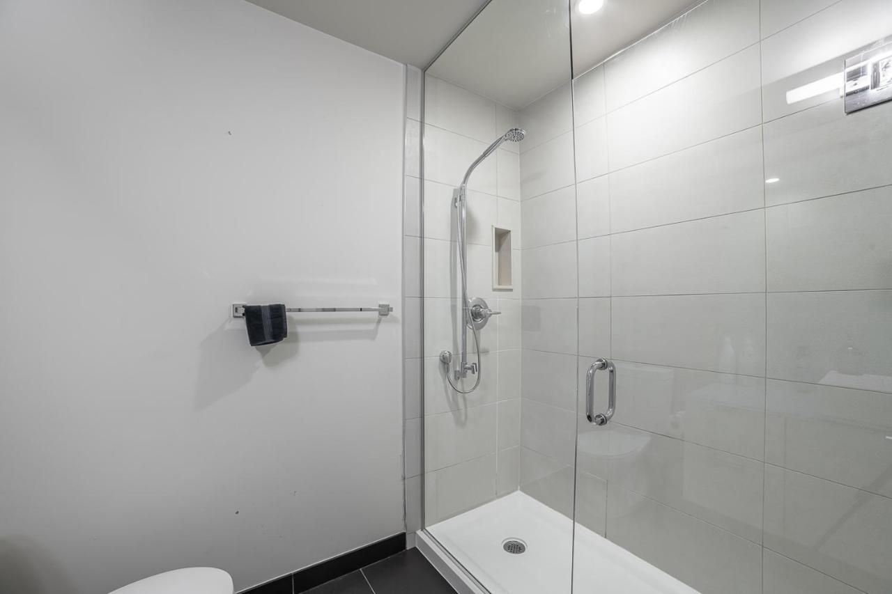 Designer Condo W/ Cn Tower View & Parking Τορόντο Εξωτερικό φωτογραφία
